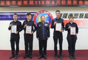 圖5：林局長頒發「115年3月份員警好人好事」獎項。