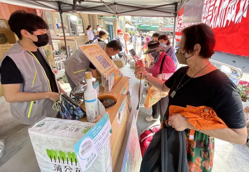 市民朋友只要攜帶10個廢農藥容器或指定資源回收物至現場，即可兌換水晶肥皂、洗手乳、