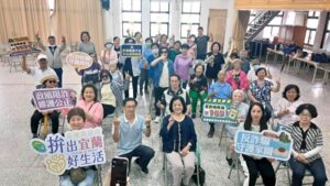 《圖說》宜蘭縣文化局政風室於財團法人宜蘭縣私立蘭陽仁愛之家，針對「高齡長者大學」宣導防詐與反賄選。〈政風室提供〉