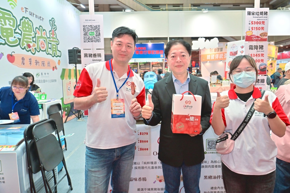 02主任秘書林家榮與區域性網路銷售示範體系Odiva 臺灣黑豬品牌電農合影