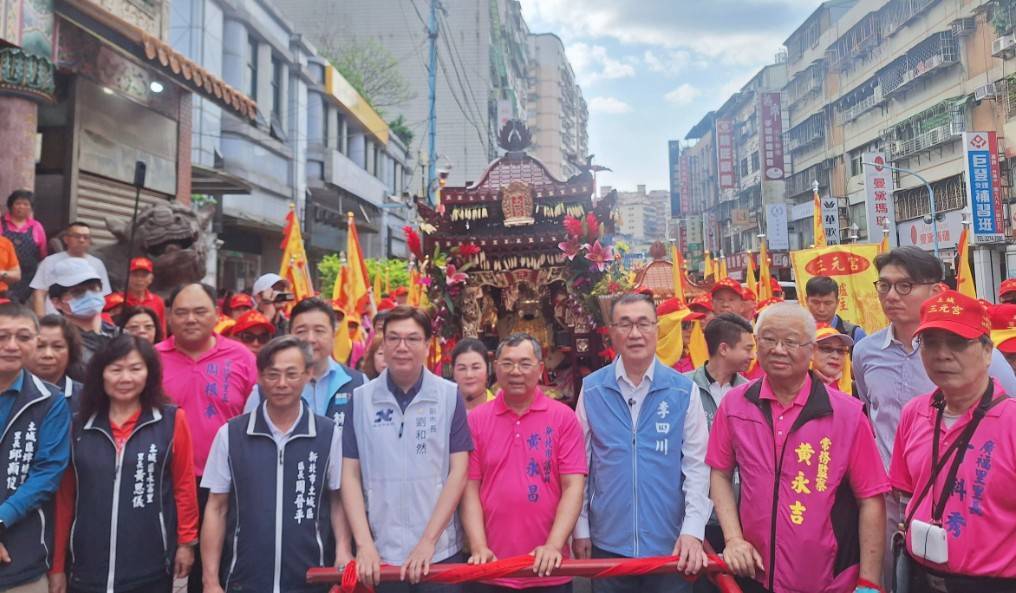 新北市副市長劉和然今為土城三元宮媽祖大轎扶轎起駕，正式為一年一度的遶境祈福盛會拉開序幕