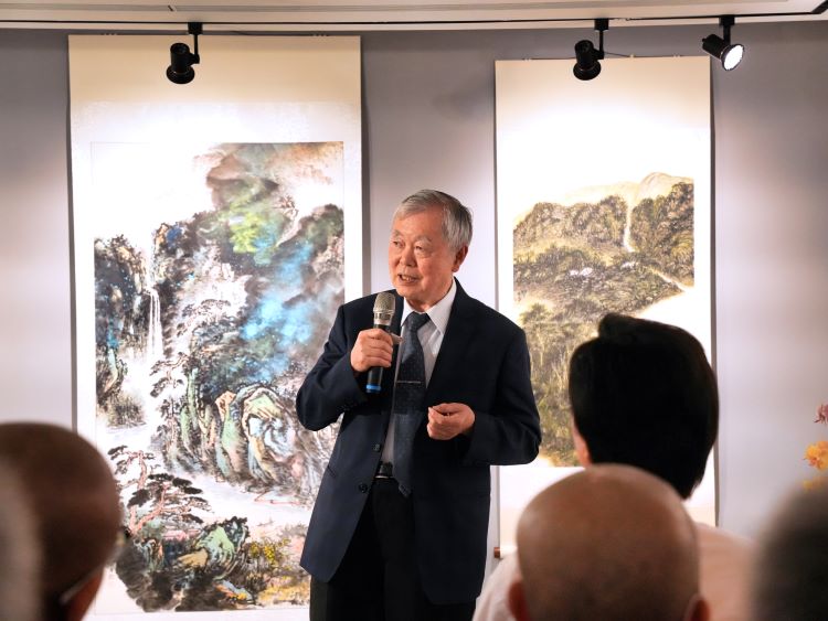《圖說》水墨畫家泰斗，台灣藝術大學榮譽教授蘇峰男表示，明月法師的畫不只是藝術技巧的堆疊，更是心境內觀的覺照。〈主辦單位提供〉