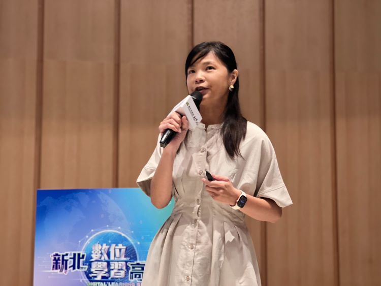 《圖說》新北教師回娘家，蘇澳國小邱怡雯組長分享 iPad 與 AI 教學實務。〈教育局提供〉