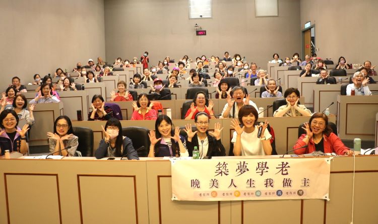 《圖說》新北市社會局舉辦「晚美人生我做主」系列講座，首場王淑芳「熟齡生活齊步走」，座無虛席。〈社會局提供〉