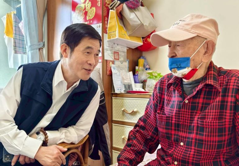 《圖說》閒聊，張長林（左）、杜祖培（右）。 〈照片張長林提供〉