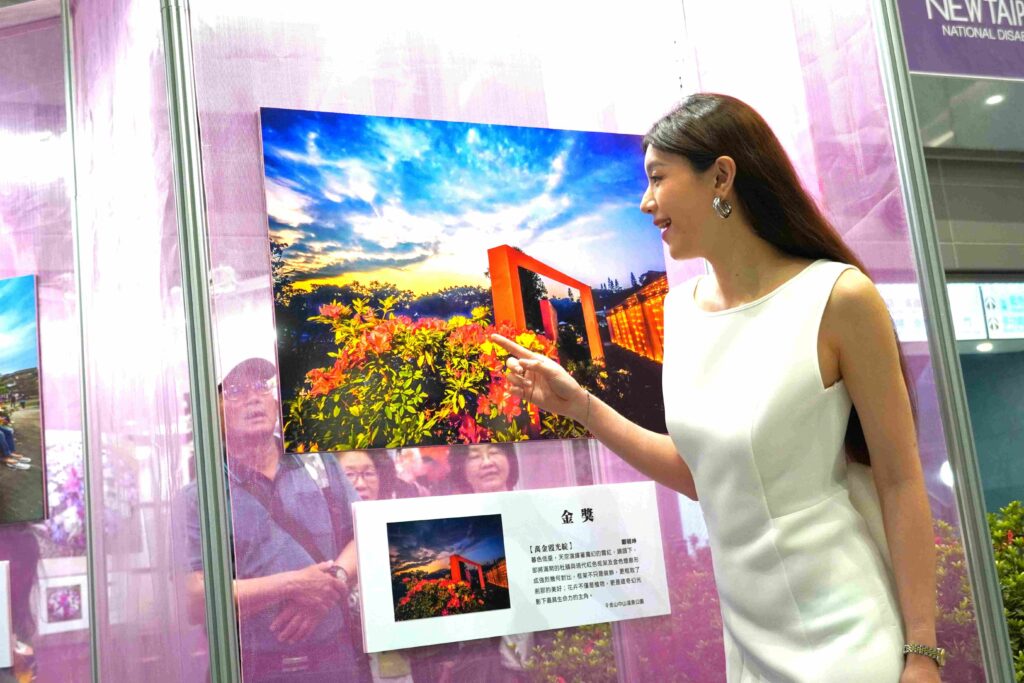萬金杜鵑攝影展將持續至5月13日，期間現場每日限量提供30份「杜鵑祈願卡」供民眾彩繪祈願，參與臉書指定貼文互動就有機會抽到「萬金杜鵑品牌萬年曆」及「花精靈植栽袋」。 1