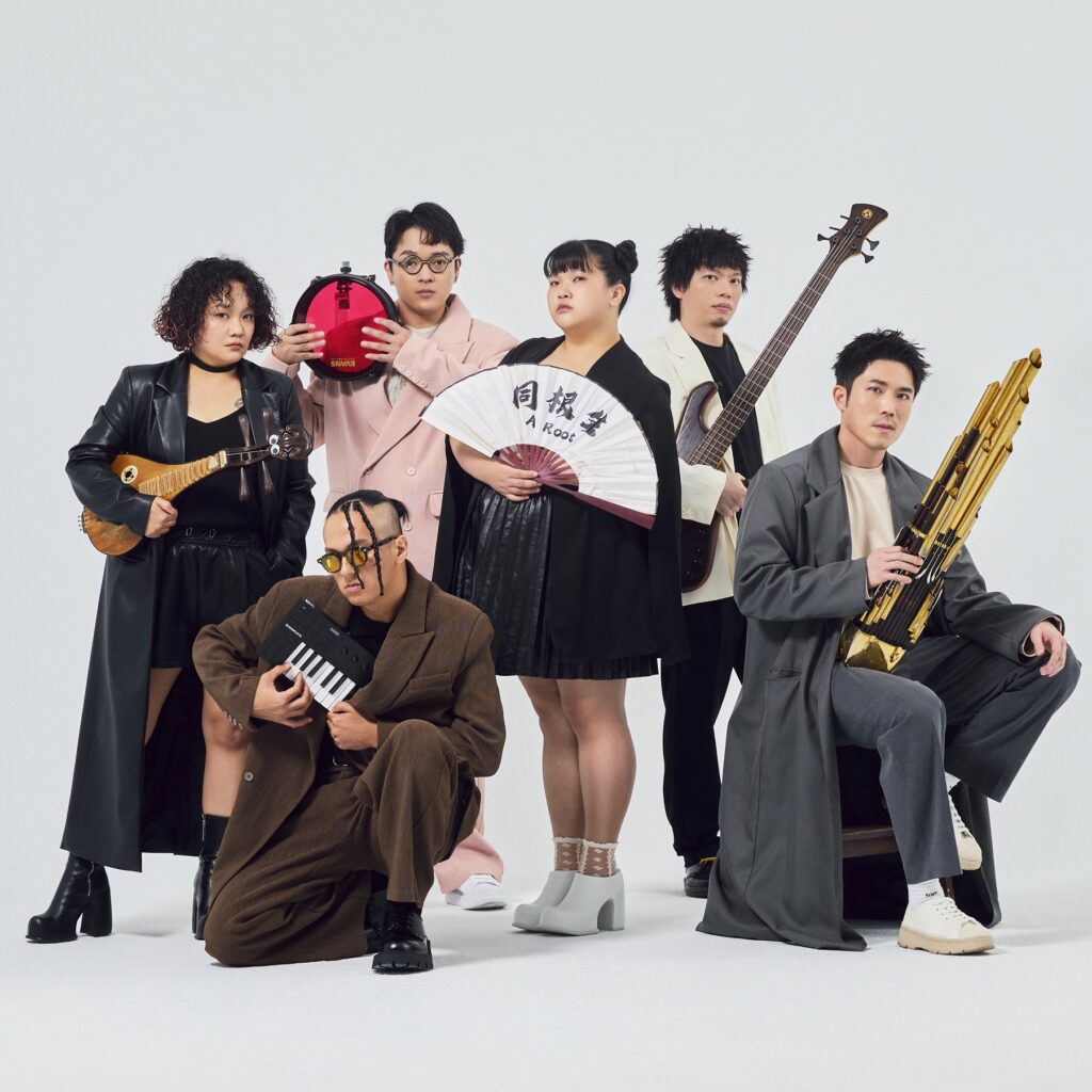 「節奏舞台 Folk Rhythm Stage」邀請金獎奇幻融合樂團 A Root 同根生，敲響多元民藝音韻。