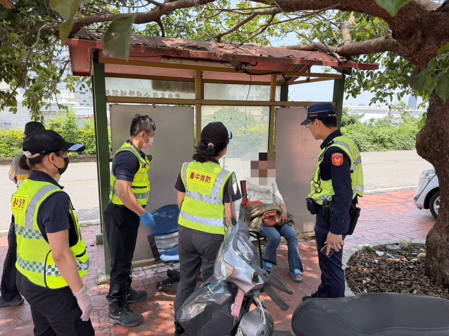 鐵警迅速處置  成功攔阻企圖輕生民眾