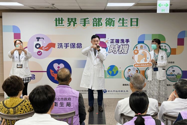 《圖說》新北聯醫示範正確洗手七步驟。〈新北聯醫提供〉