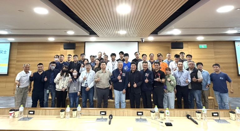 《圖說》群光電子企業義消暨防災士訓練開訓典禮，前排中為消防局主任秘書張易鴻。〈消防局提供〉