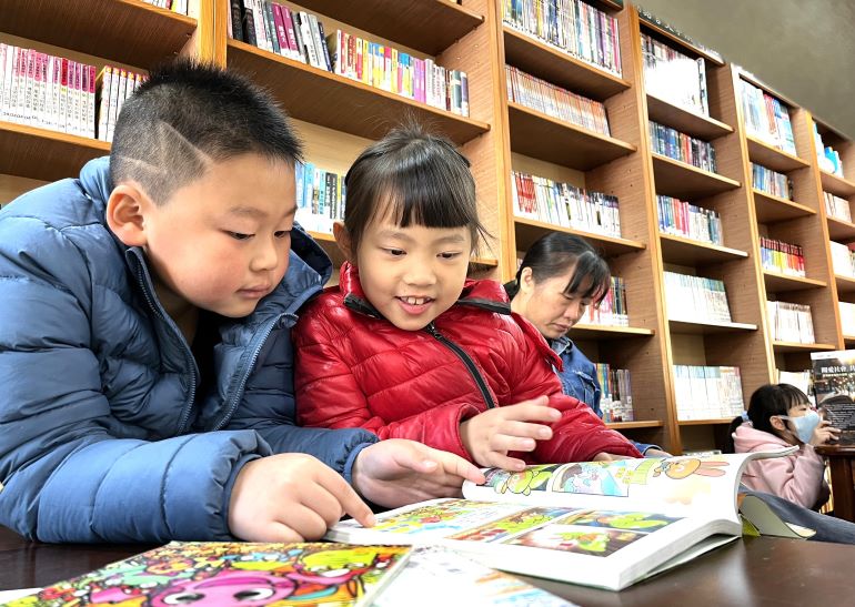 《圖說》我們一起看書分享閱讀的樂趣。〈教育局提供〉