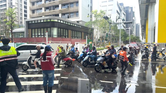 《圖說》新莊分局於事故發生獲報後立即派員到場疏導交通，並協調相關單位進行搶修，以降低對民眾通行影響。〈新莊分局提供〉