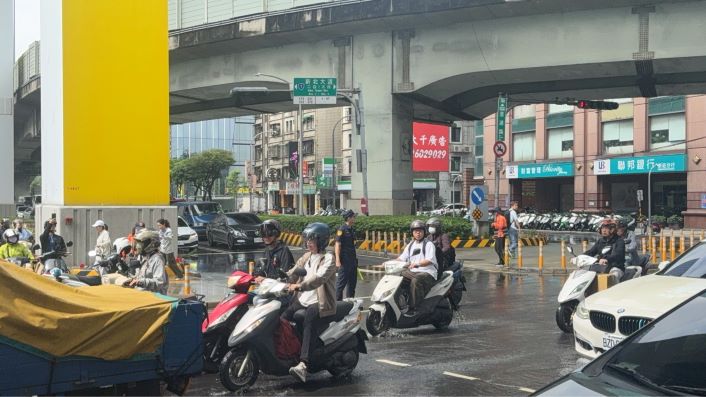 《圖說》事發時間正值通勤高峰，新莊分局迅速調派頭前派出所員警趕赴現場進行交通疏導，避免壅塞情況擴大。〈新莊分局提供〉