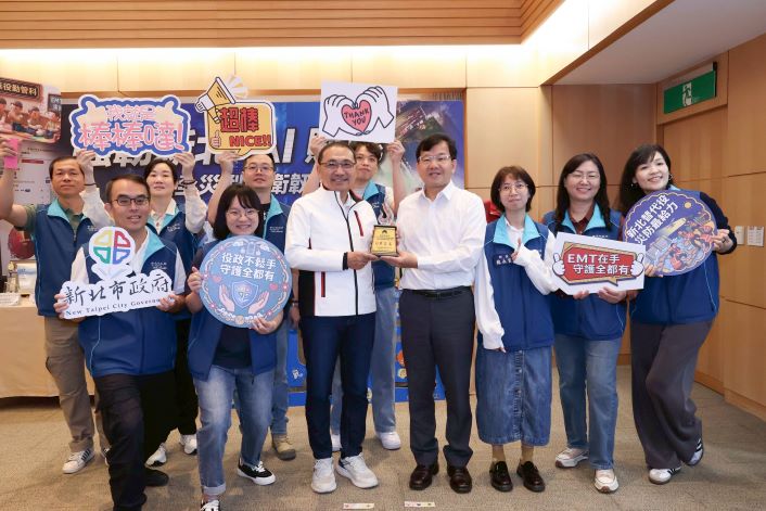 《圖說》民政局長林耀長〈右四〉偕團隊於市政會議獻獎予侯友宜市長分享殊榮。〈民政局提供〉