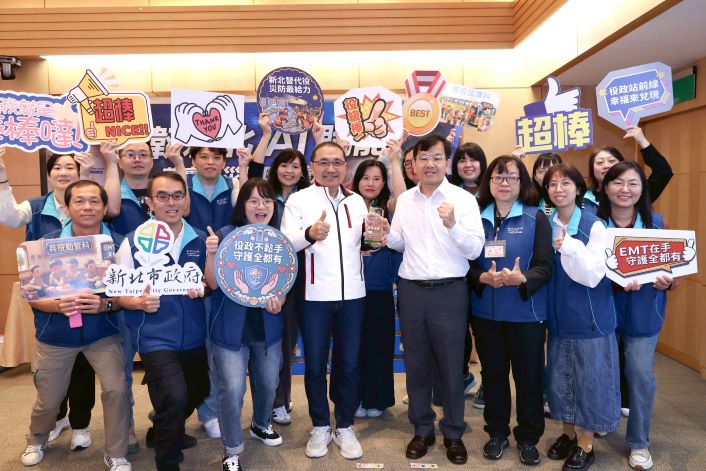 《圖說》民政局長林耀長偕團隊於市政會議獻獎予侯友宜市長開心合影。〈民政局提供〉