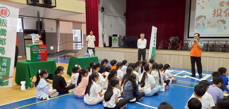 《圖說》學童們在明信片上一筆一畫寫下對母親的感恩話語，字句真摯純樸，流露濃厚親情。〈板橋郵局提供〉