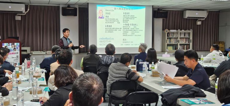 《圖說》國立通運有限公司陳錦偉人資長(立者)分享科技產業發展趨勢、面試技巧、勞資議題概念等豐富知識。〈基隆榮服處提供〉