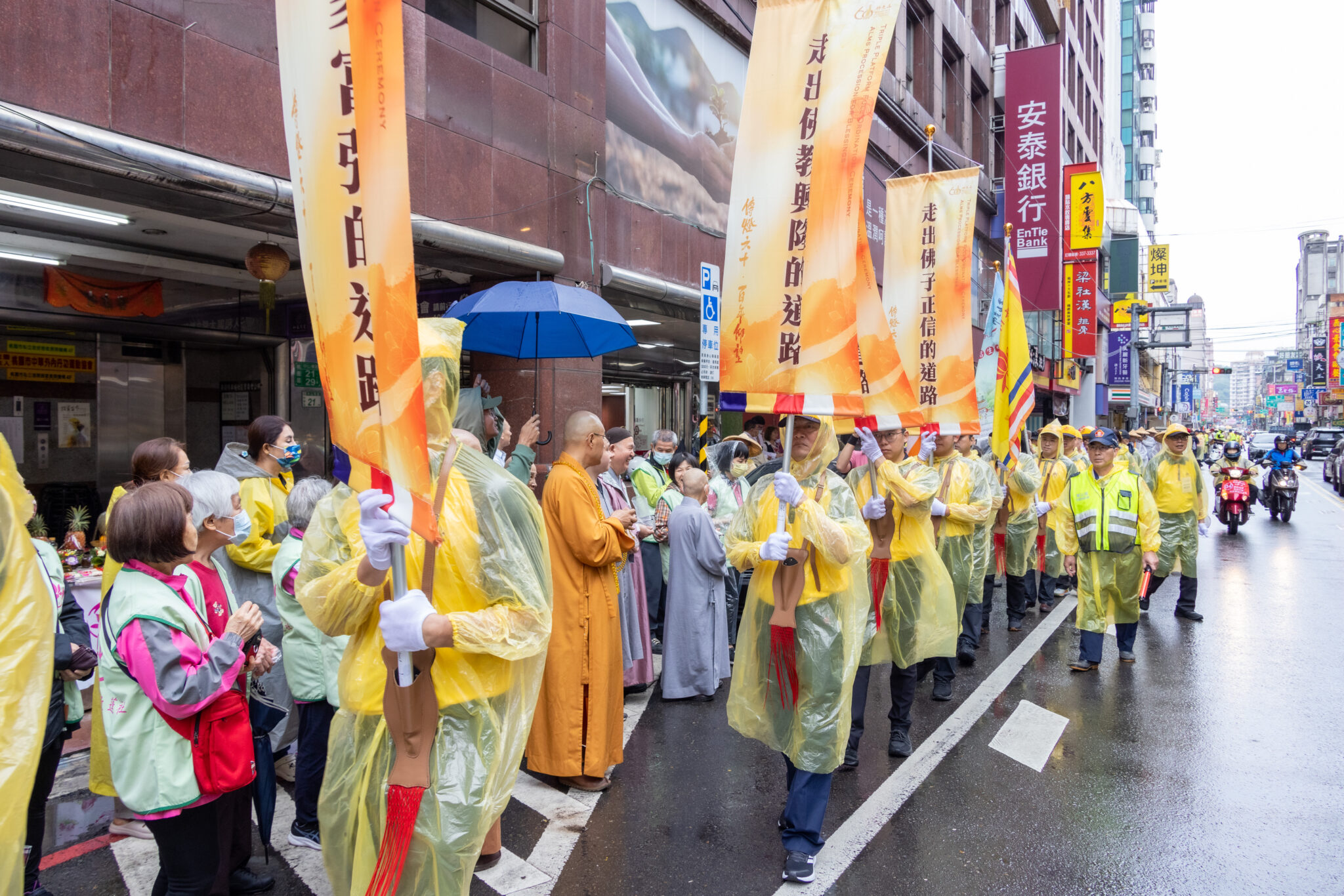 桃園再現佛教托缽盛況！佛光山行腳祈福吸引4千人　信眾：雨越大法財越多