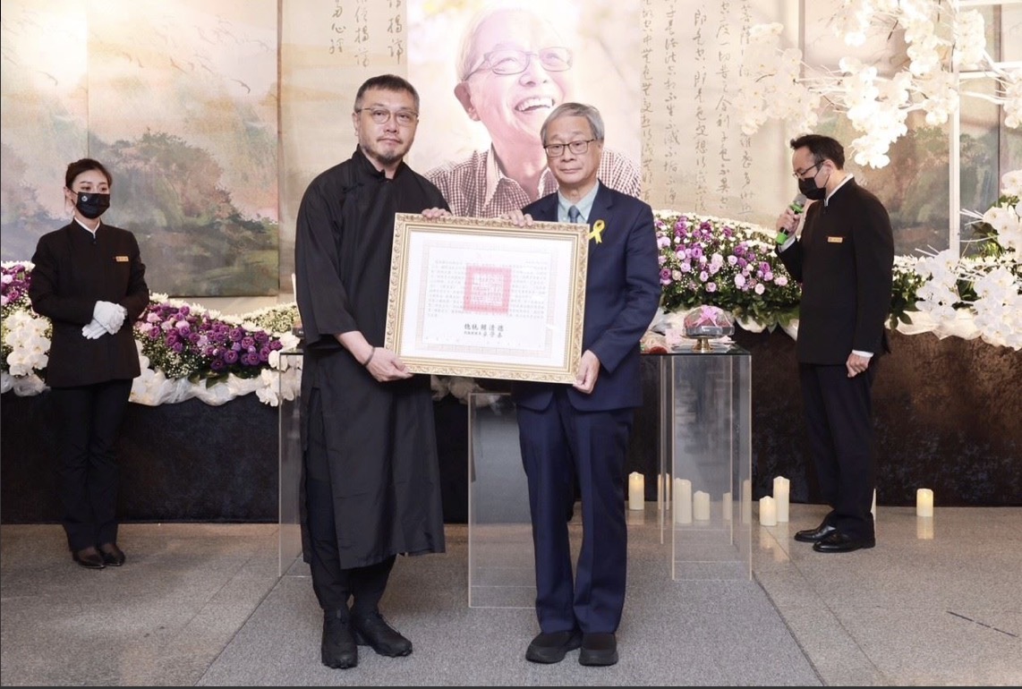 電影攝影師賴成英告別式 文化部長李遠代表頒贈總統褒揚令