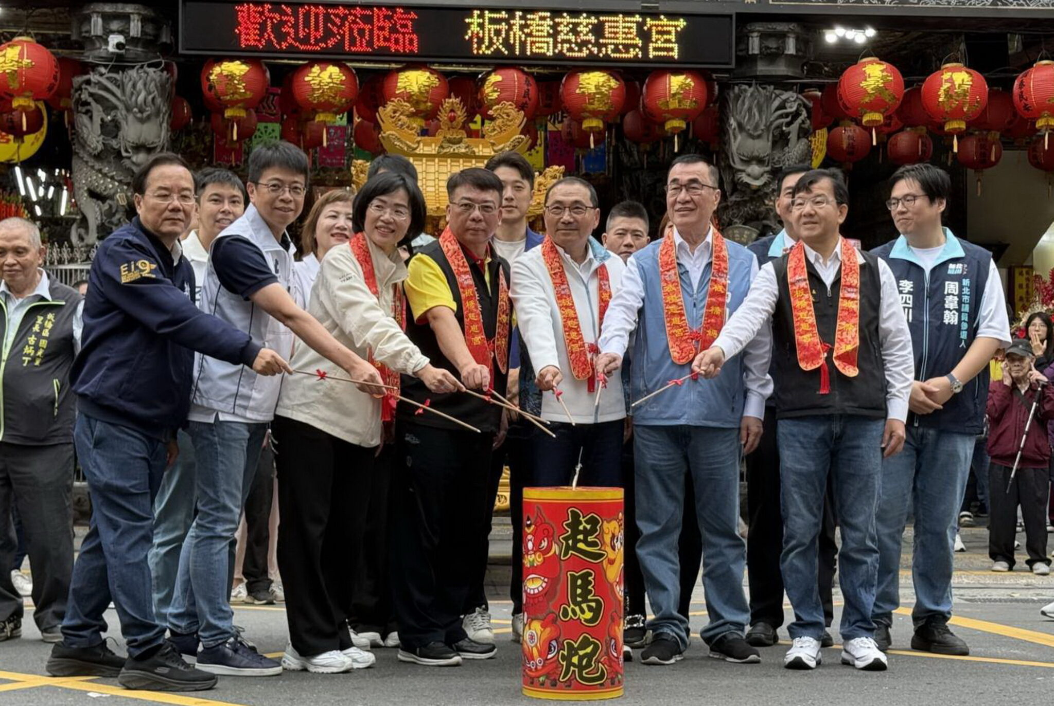 恭祝天上聖母聖誕千秋　侯友宜先後到三宮廟參拜祈福　板橋慈惠宮捐贈2115萬防災環保車輛守護市民安康