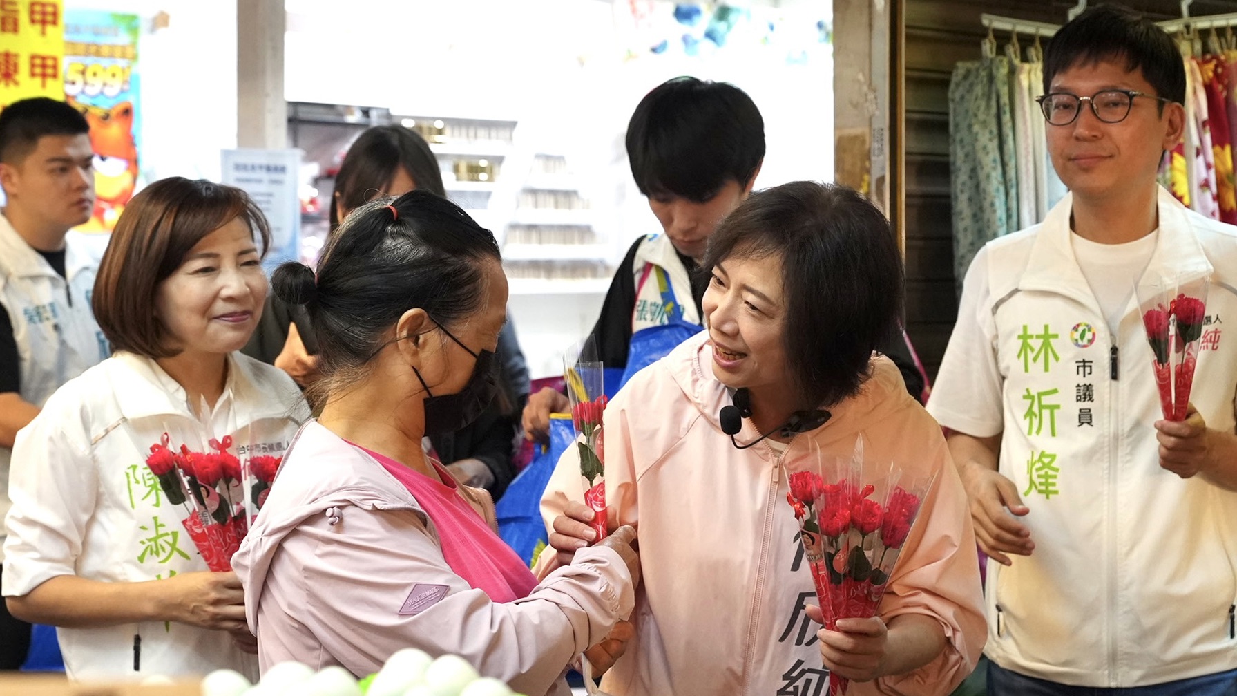 母親節深入西南屯市場分送康乃馨  何欣純籲市府速查針孔偷拍保障婦女隱私安全