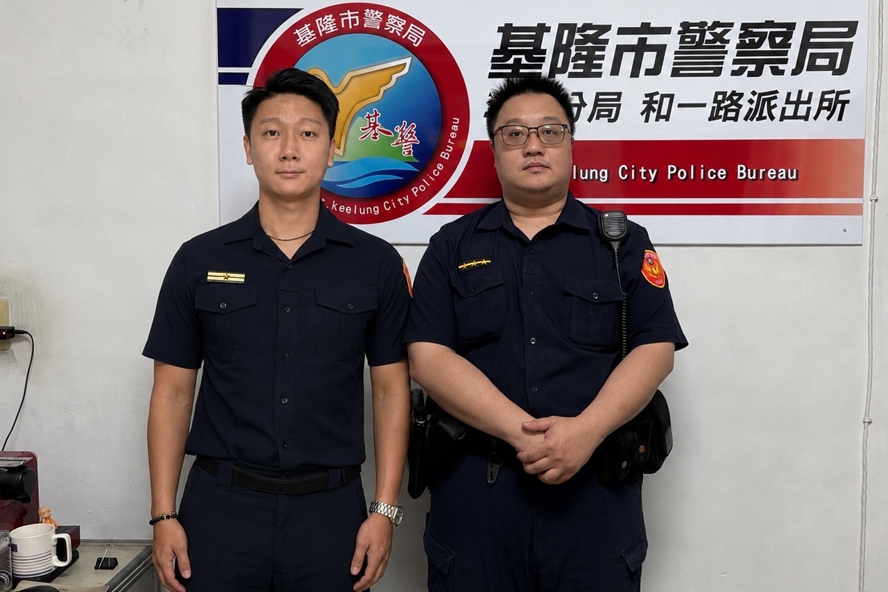 老翁寒冷雨夜癱坐路旁  基警暖心護送平安返家