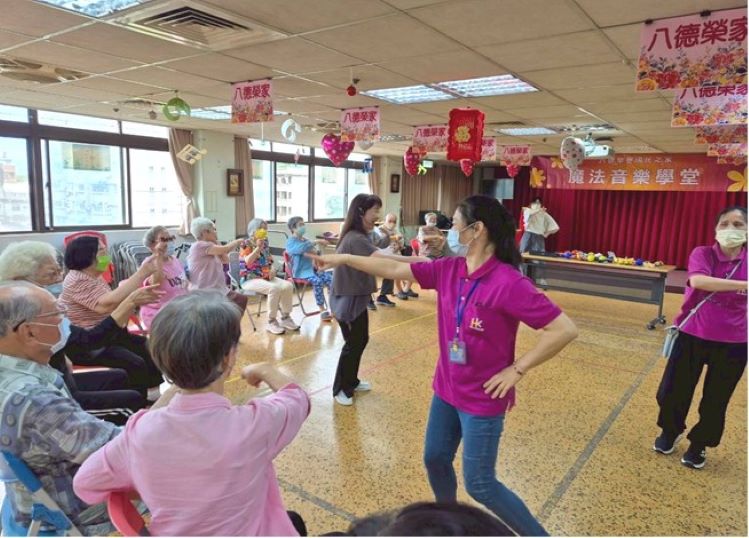 《圖說》八德榮家住民長輩跟隨帶領老師一同伸展律動,在輕鬆愉快的音樂氛圍中開心互動,洋溢溫馨歡樂氣氛。〈八德榮家提供〉