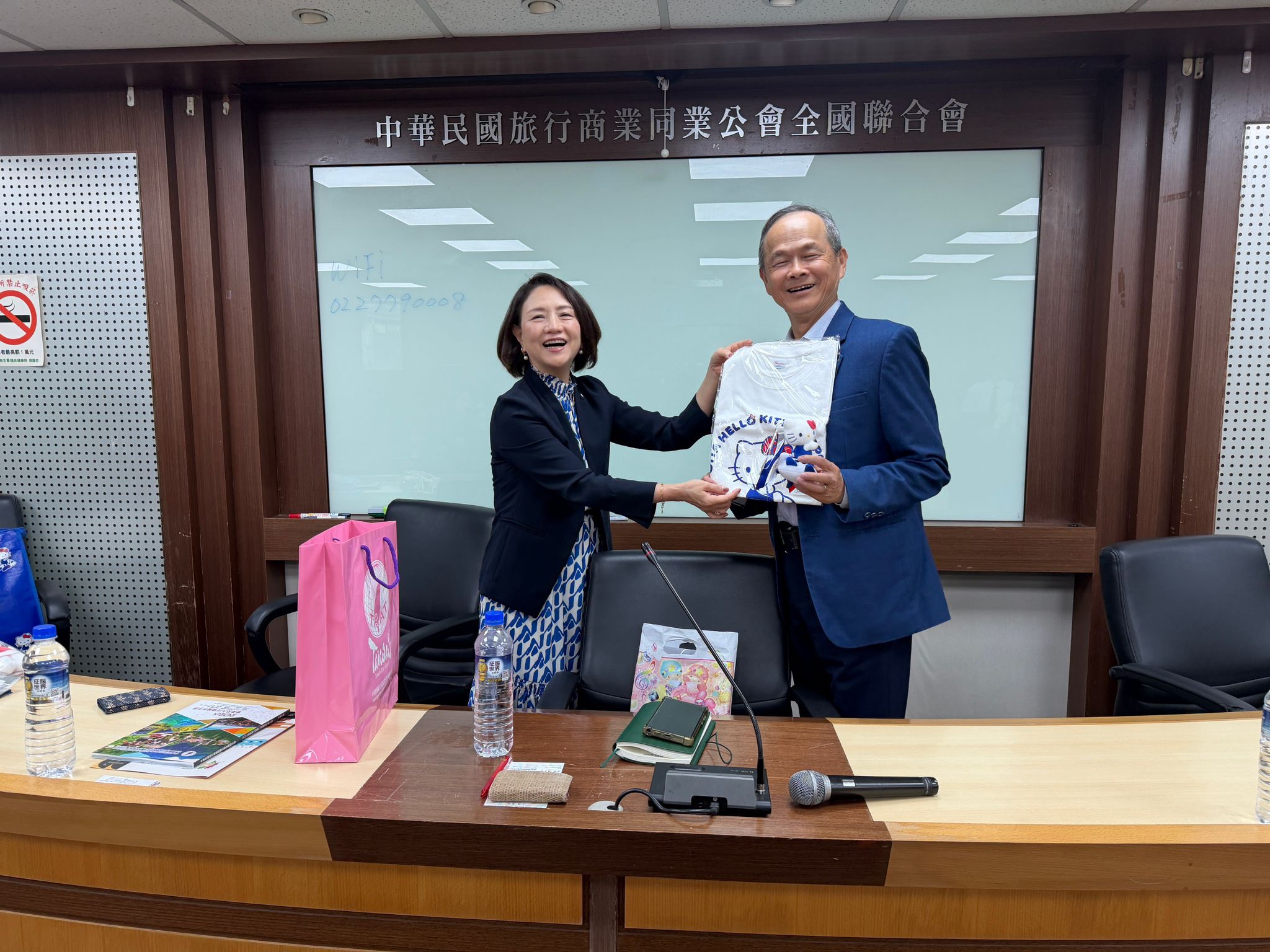 日本三麗鷗娛樂股份有限公司（SANRIO ENTERTAINMENT）代表董事社長小巻亜矢(右)致贈紀念品給旅行全聯會杜佩育主委(左)  圖 / 日本國際交流協會提供