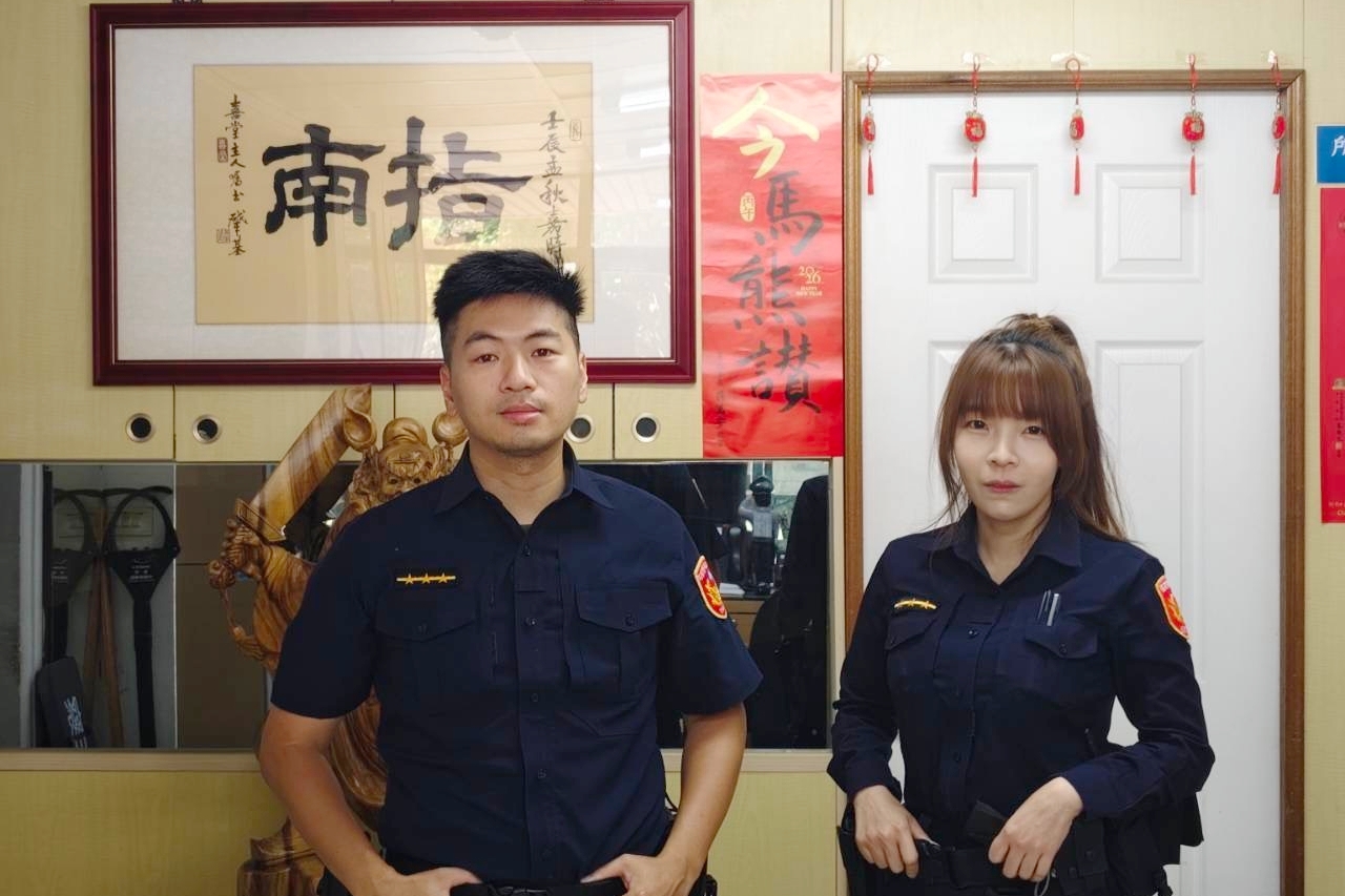車輛拋錨受困車流中  文山警冒雨馳援解危機