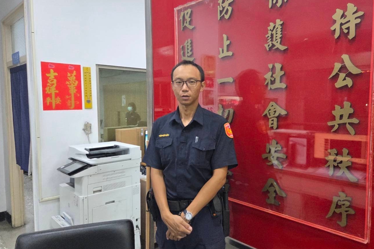 深夜代步車沒電受困  暖警徒手推車助老翁恢復行動力