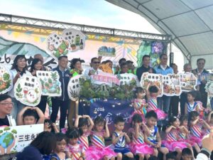 《圖說》植愈蒔光節每年皆會注入創新元素，今年特別結合「新北地酒」，邀請民眾把握週末假期，在淡水夕陽與河岸風景伴隨下，沉浸在充滿綠意的放鬆氛圍中。〈農業局提供〉