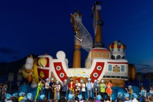 《圖說》市長侯友宜與全球超人氣IP《航海王》（ONE PIECE）的主角魯夫與在地立委、議員、交通部公路局共同進行啟動儀式，點亮高達12公尺的「千陽號」主燈。〈觀旅局提供〉