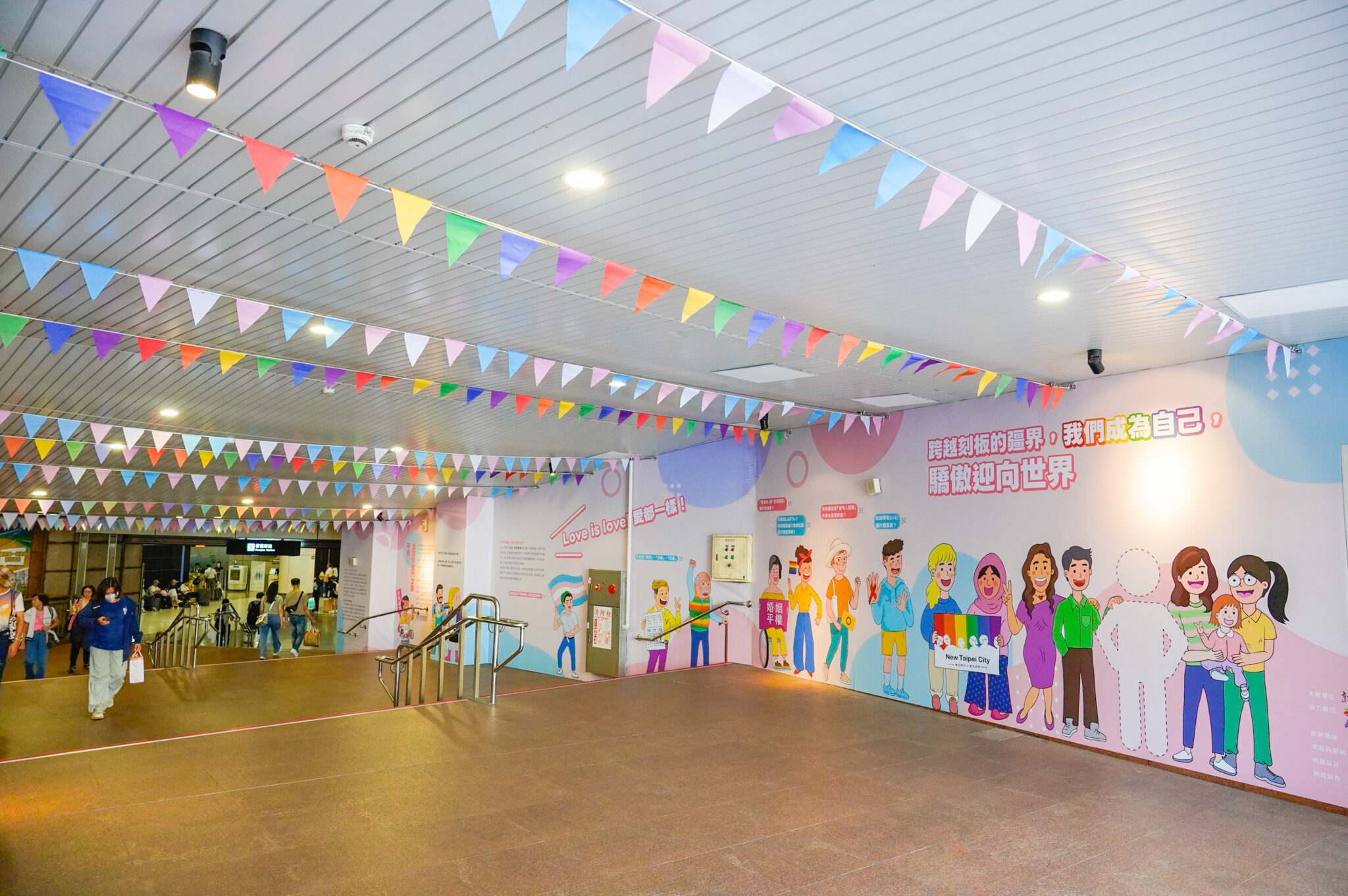 天花板掛彩虹旗、推特展 　新北同志驕傲月點亮板橋車站連通道