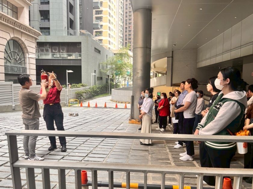 《圖說》消防演練由新北消第一大隊新板分隊消防人員擔任講師。〈第一大隊提供〉