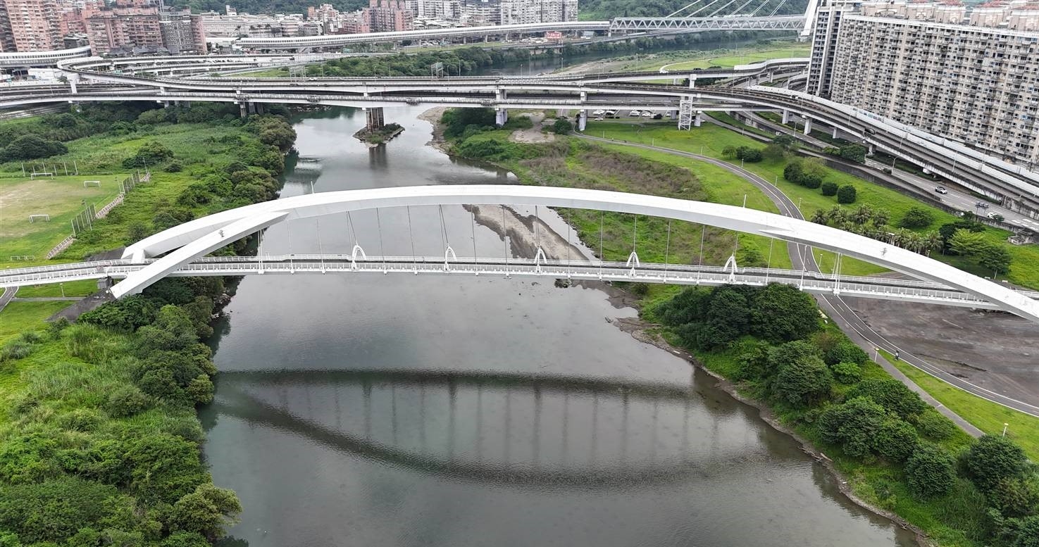 蜘蛛人高空吊掛清洗 　新店「陽光橋」白回亮麗地標