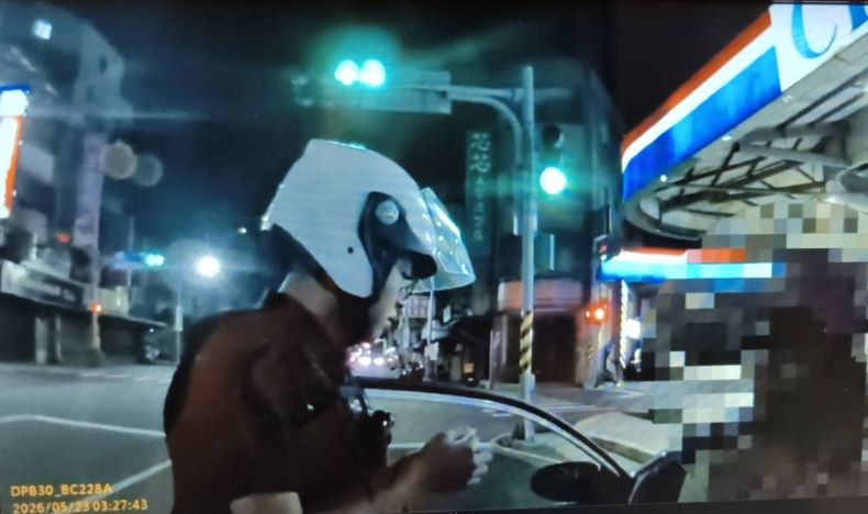 《圖說》警方發現駕駛持有疑似毒品煙彈,並要求車內乘客下車。〈三重分局提供〉