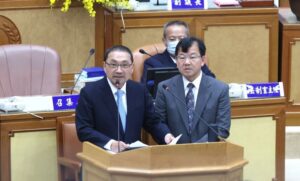 《圖說》市長侯友宜與民政局長林耀長答覆市政總質詢情形。〈民政局提供〉