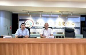 《圖說》新北市辦理115年颱洪教育訓練暨防災專題講習,由消防局蕭力愷科長〈右〉開場,邀請中央大學網路學習科技研究所洪暉鈞副教授〈左1〉擔任講師。〈消防局提供〉