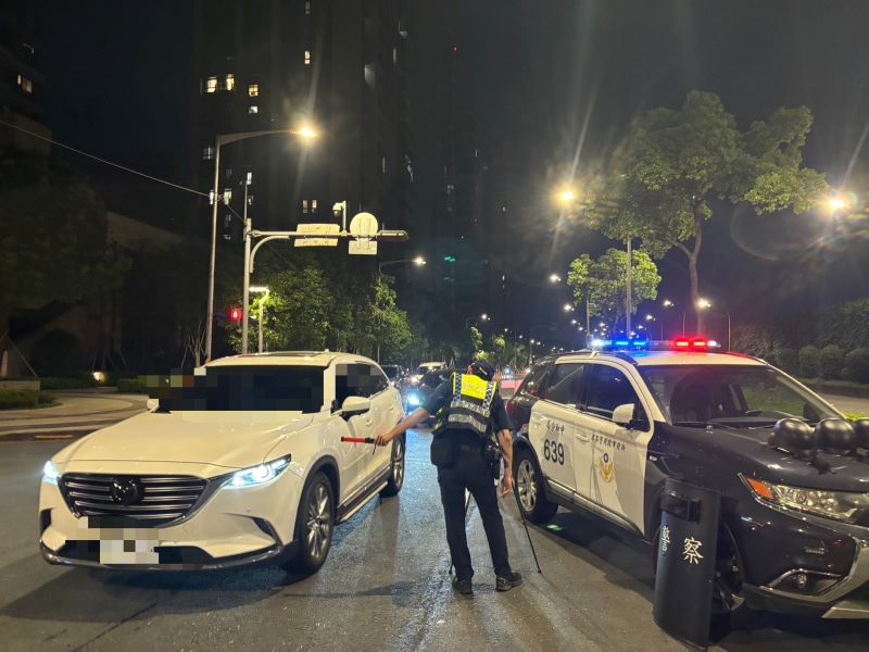 《圖說》中和警為防制改裝噪音車輛深夜擾民及危險駕車情事,加強非法改裝、噪音擾人及交通違規車輛加強攔查取締。〈中和分局提供〉