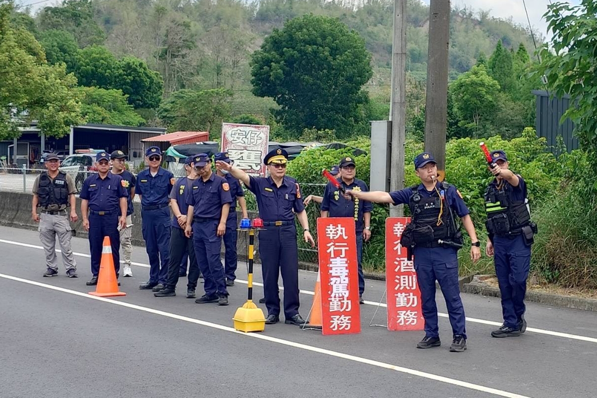 路檢同步毒駕告示牌宣導  查獲詐欺通緝犯
