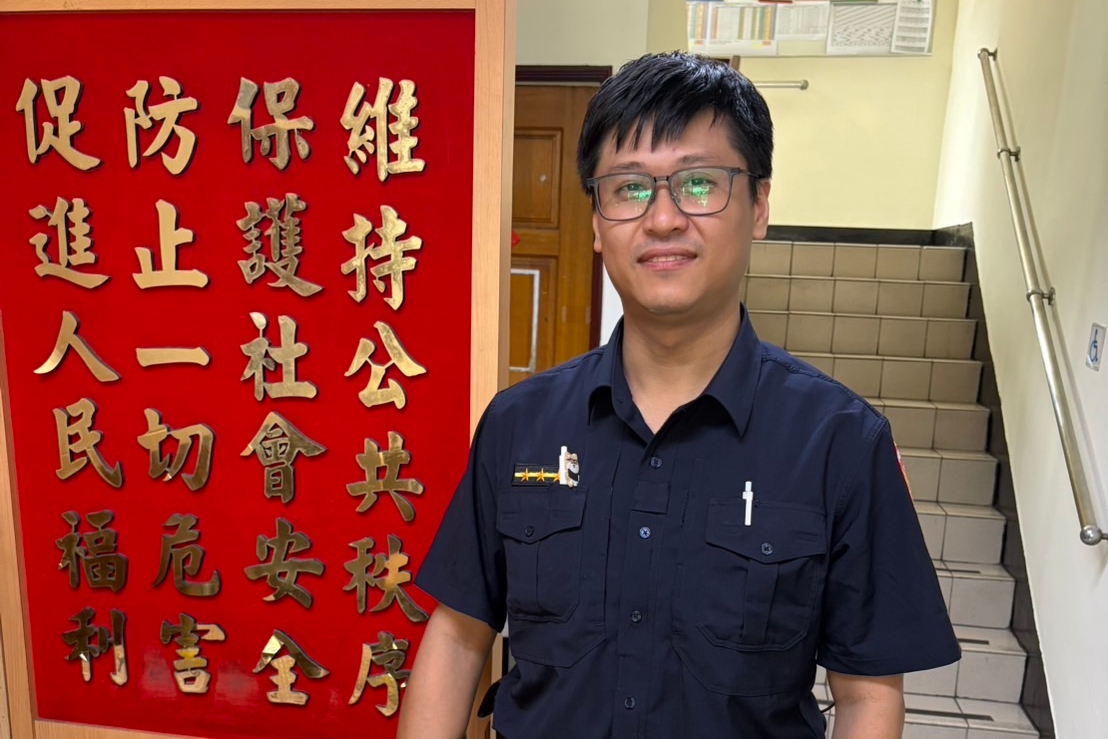 牽緊緊  大安波麗士暖心攙扶  助老婦安心過馬路