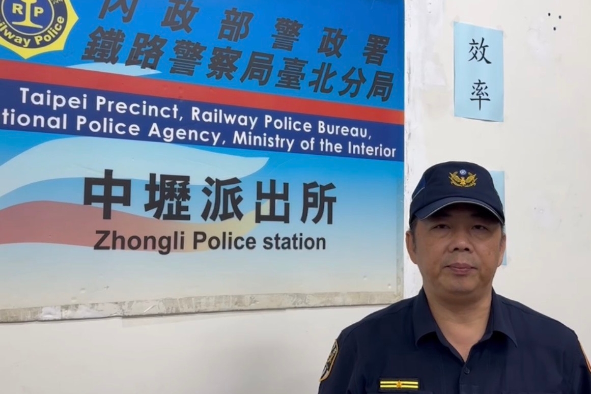 倒下的那一刻  有人伸手接住他  中壢車站暖警即時救援  守住一個家庭的希望