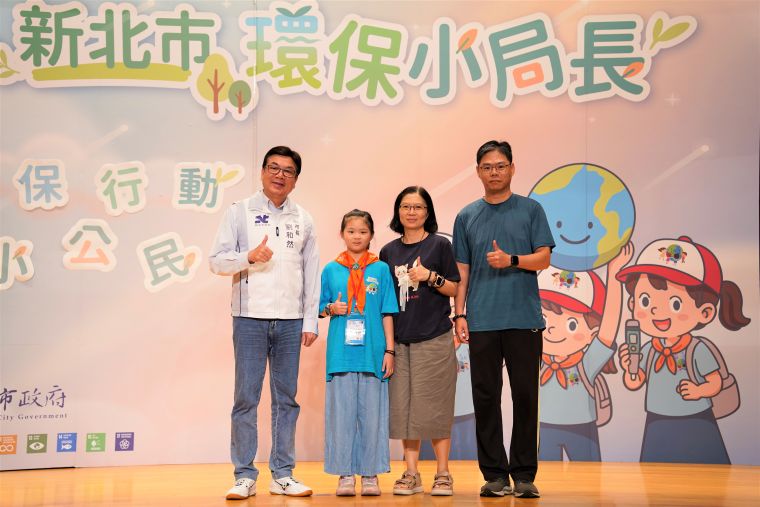 《圖說》劉和然副市長與第13屆小局長個別合影。〈環保局提供〉