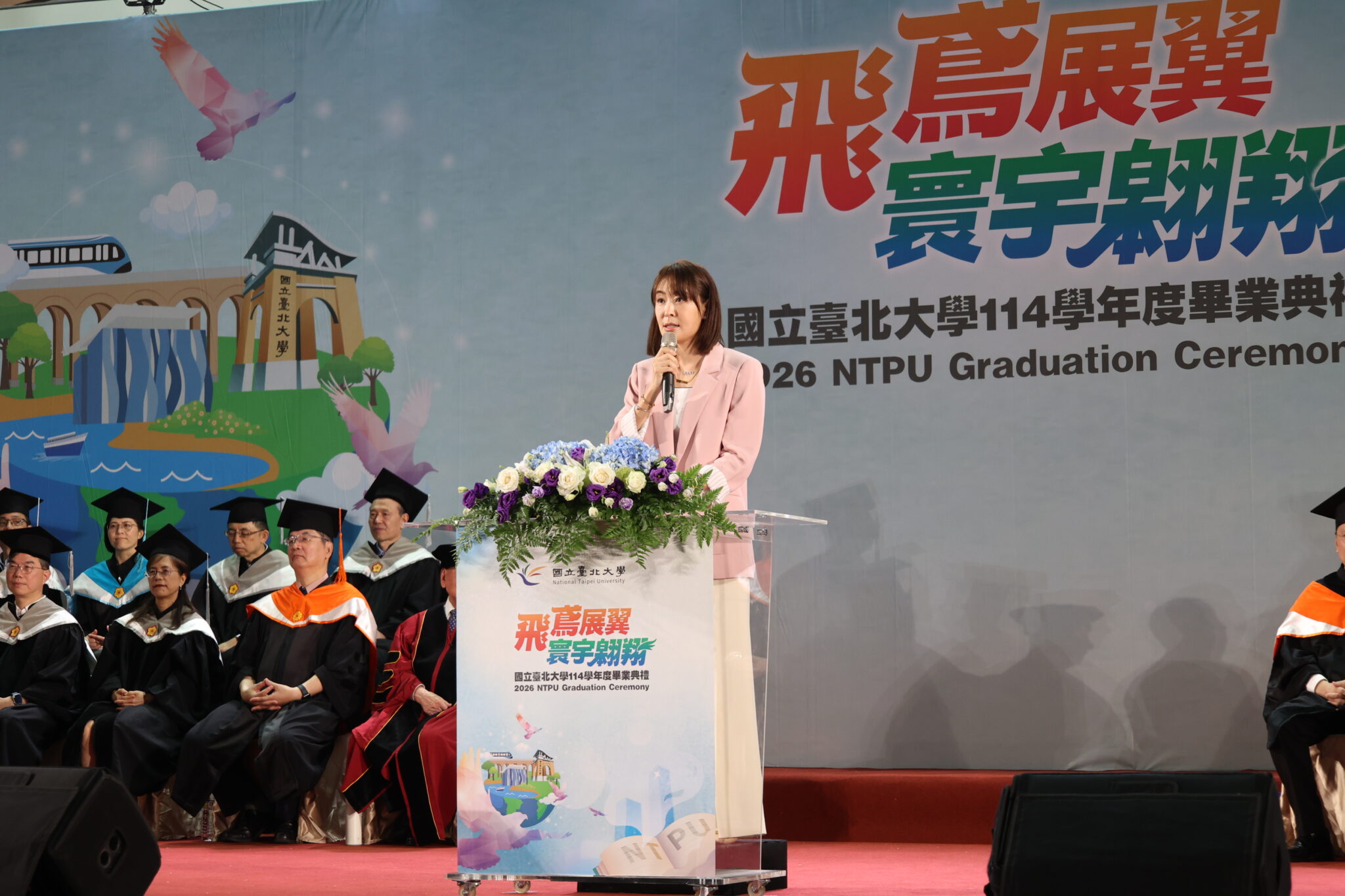 北大畢典賈永婕現身吸睛 勉畢業生：保有叛逆與乾淨的靈魂
