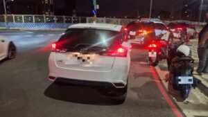 《圖說》新莊警分局今日凌晨接獲疑似車輛群聚情資,為防制危險駕車及深夜噪音擾民情事發生,立即啟動區域聯防機制。〈新莊分局提供〉