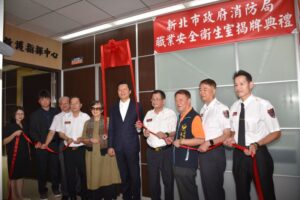 《圖說》朱惕之副市長〈中〉及貴賓共同為「職業安全衛生室」揭牌，右四消防局長陳崇岳、右一首任職業安全衛生室主任林世明。〈消防局提供〉