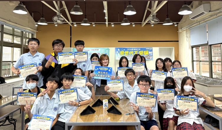 《圖說》永和國中「2026滑世代不受騙：AI時代的防詐手機影像創作營」互動熱烈，展現高度學習興趣。〈主辦單位提供〉