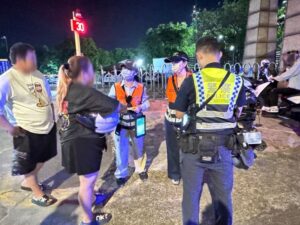 《圖說》板橋警昨日晚間執行擴大臨檢專案勤務，攜手板橋監理站執行監警聯合稽查勤務，強力取締違法改裝車輛及各類不法行為。〈板橋分局提供〉
