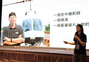 《圖說》齊柏林基金會環境教育部翁友梅主任專題講座「從《看見台灣》到齊柏林衛星」。〈教育局提供〉