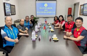《圖說》新北市榮民服務處處長陳立中（右1起）、副處長楊懷博、總幹事吳曉慧及組長王玟琳，與新北市新聞記者職業工會理事長黃村杉（左1起）、副理事長葉仁富、常務理事邵祥輝及文宣組長高金次等幹部，針對榮民眷照顧服務及退輔政策宣導進行交流。〈新北榮服處提供〉